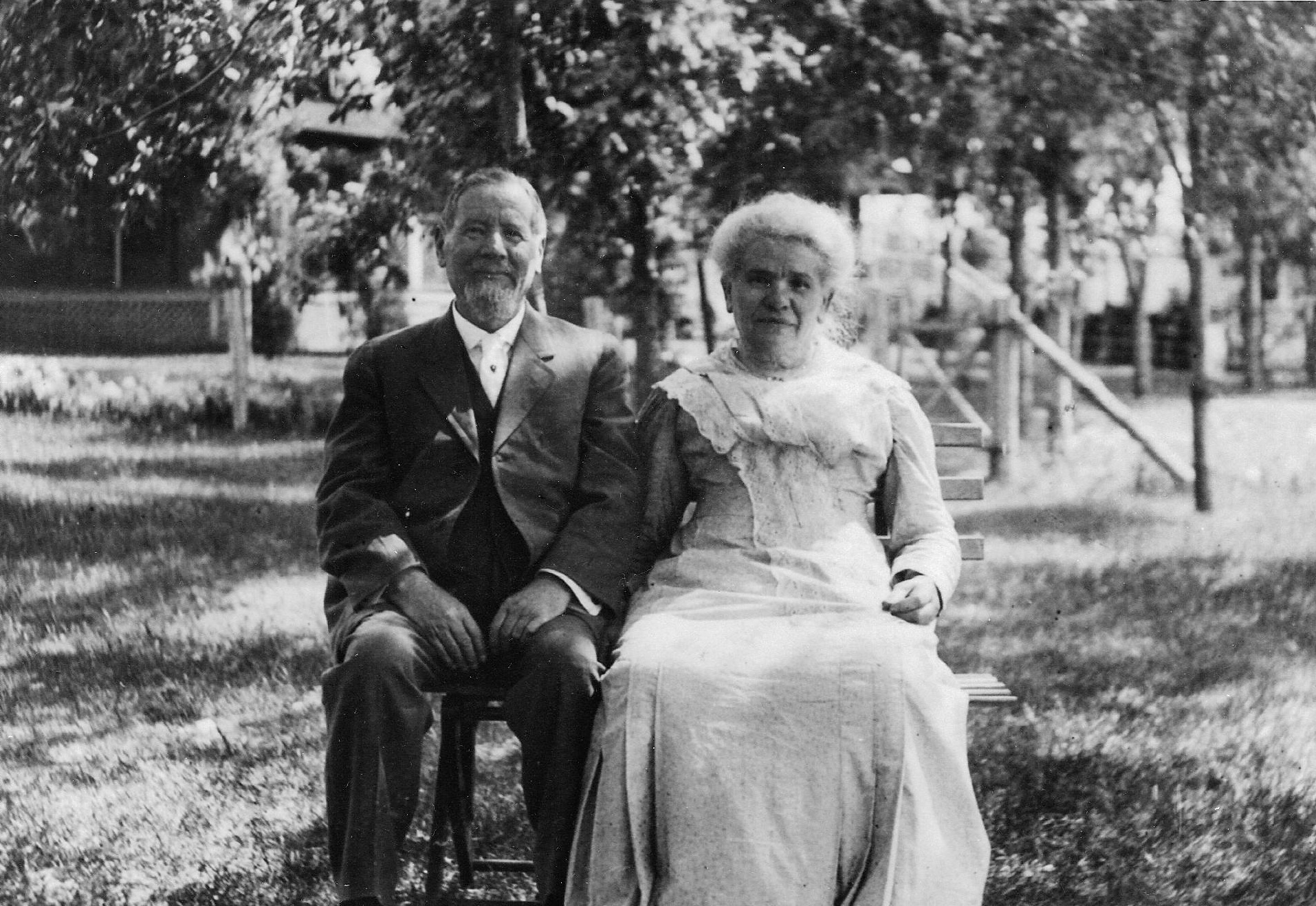 Salomon and Amalia Herzog, August 1911, at the Stumble Inn, Fox Lake, Illinois